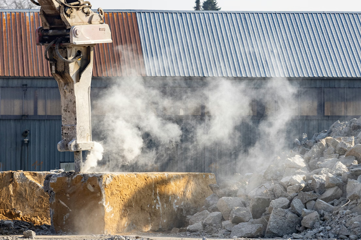 Betonabbruch mit Staub und Schutt