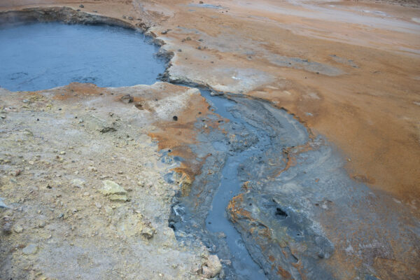 Verschmutzter Boden und Wasser
